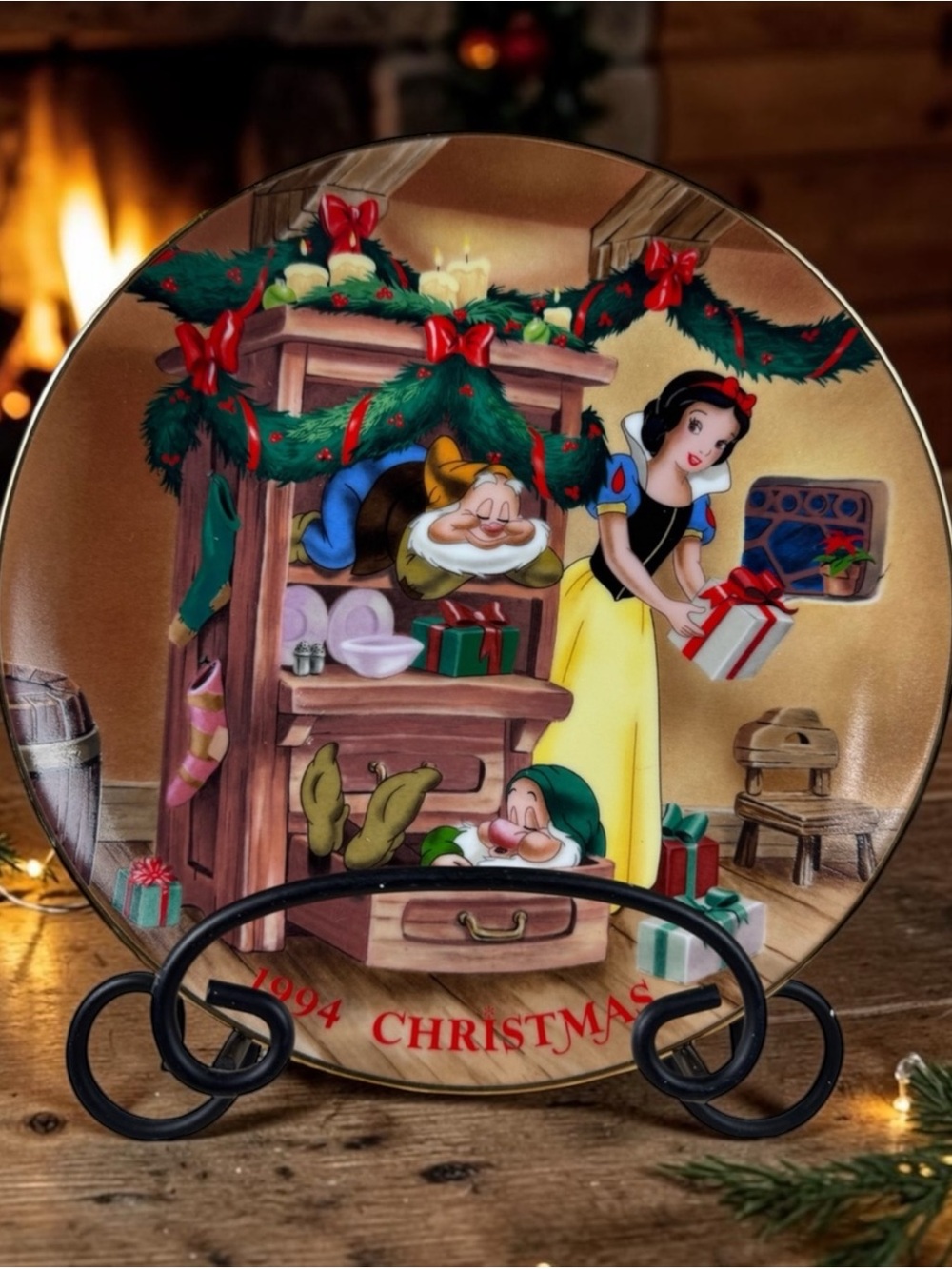 Grimier collectibles.Snow White Christmas Collector Plate - 1994